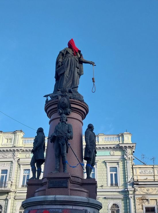 Ковпак ката і мотузка в руках: в Одесі "оновили" пам'ятник імператриці  Катерині ІІ (фото)
