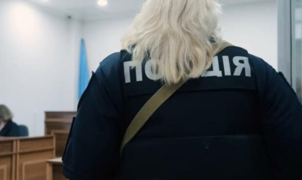 Скандал в украинской гимназии: полицейская угрожала сдать родителей детей в ТЦК