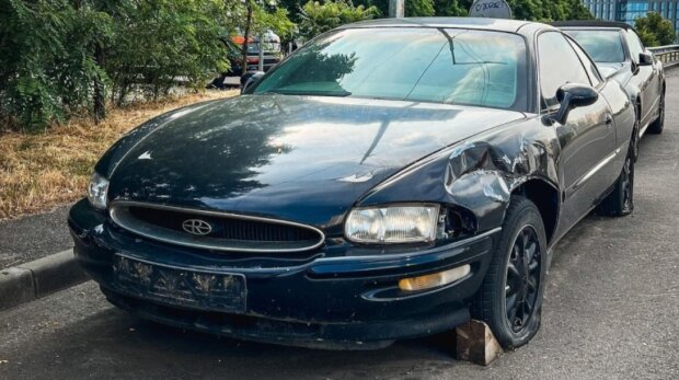 Их обожали агенты ФБР: в Киеве заметили брошенную Buick Riviera, родом из 90-х