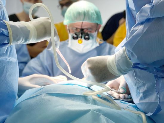 Попри великі ризики: львівські хірурги успішно провели надскладну операцію